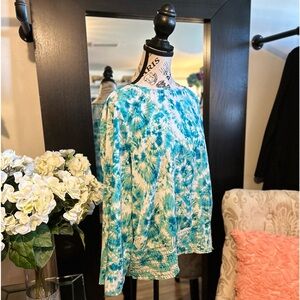 STUNNING, MICHAEL KORS blouse in blue with interesting patterns all over Size 1X